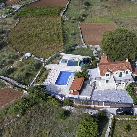 Emanuel In - Haus Fuer 4-6 Personen Ljubitovica